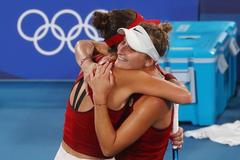 Belinda Bencicová slaví vítězství ve finále OH 2020 proti Markétě Vondroušové (vpravo)