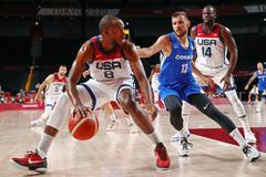 Khris Middleton a Jakub Šiřina v zápase USA - Česko na OH 2020