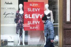 Ilustrační foto - nakupování, slevy, sleva, výprodej, nákupy, obchod, lidé, zákazník, výloha, obchod s oblečením, textil