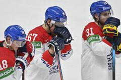 Smutní Češi (zleva Dominik Kubalík, Jiří Smejkal a Lukáš Klok) po vyřazení ve čtvrtfinále Česko - Finsko na MS 2021