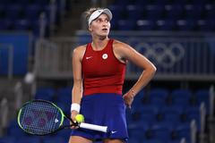 Markéta Vondroušová ve finále OH 2020 proti Belindě Bencicové