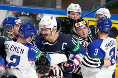 Brian Boyle a Miloš Kelemen ve čtvrtfinále USA - Slovensko na MS 2021