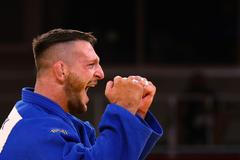 Lukáš Krpálek slaví vítězství ve finále OH 2020.s Gruzíncem Guramem Tušišvilim