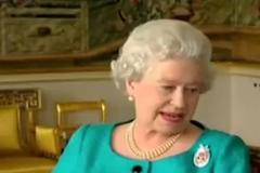 Královna Alžběta v archivním videu okouzlila Brity