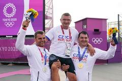 David Kostelecký se stříbrnou medailí, kouč Petr Hrdlička a Jiří Lipták se zlatou medailí v trapu na OH 2020