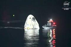 Loď Crew Dragon Resilience po odkladech nad ránem místního času přistála na hladině Mexického zálivu nedaleko pobřeží Floridy.