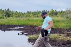 Video: Muž nečekaně "zahučel" do hluboké bažiny. Manželka se nemohla přestat smát