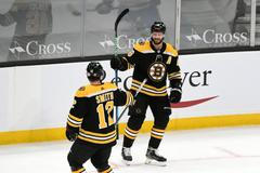 hokej, NHL 2021, Buffalo Sabres at Boston Bruins, Craig Smith, David Krejčí