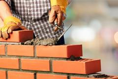 Ilustrační foto / Stavebnictví / Stavba / Bydlení / Stavební průmysl / Řemeslníci / Řemeslník / Práce / Zedník / Zednictví / Cihla / Cihly / Malta / Cement