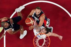 Ondřej Balvín a Evan Fournier v zápase Česko - Francie na OH 2020