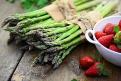 chřest s jahodami, zena