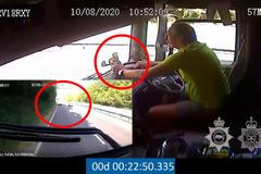 Řidič si psal na mobilu, smetl dodávku s vězněm. A to byl jen závěr strašné jízdy