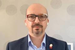 Roušky ve třídách odporují zdravému rozumu. Do škol musí vyjíždět sanitky, říká Lukl