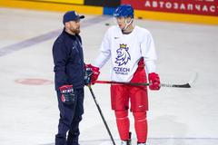 Trenér Filip Pešán (vlevo) a Jakub Vrána při tréninku na mistrovství světa v Rize.