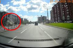 Autobus s lidmi narazil do sloupu veřejného osvětlení. Nehodu zachytila kamera