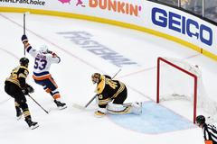 hokej, NHL 2021, Stanley Cup Play offs, New York Islanders at Boston Bruins, Casey Cizikas slaví gól