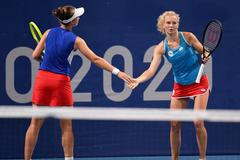 Barbora Krejčíková a Kateřina Siniaková v druhém kole čtyřhry na OH 2020