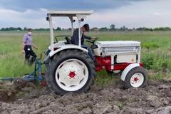 Šéf Volkswagenu Herbert Diess na traktoru