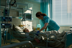 Trailer minisérie Podezření o maloměstské zdravotní sestře, která je obviněna z vraždy pacientky