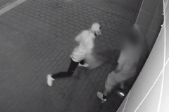 Mladý muž v Brně surově zkopal šedesátníka a poté ho okradl. Policie žádá o pomoc