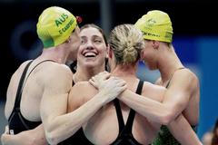 Australské plavkyně po vítězném závodě ve štafetě na 4x100 m volný způsob na OH 2020
