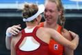 Markéta Vondroušová v objetí s Kiki Bertensovou po utkání prvního kola v Tokiu 2021