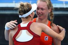 Markéta Vondroušová v objetí s Kiki Bertensovou po utkání prvního kola v Tokiu 2021