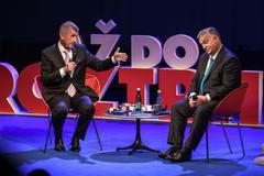 Foto: Babiš s Orbánem dorazili do Ústí, zažili protesty i aplaus příznivců v divadle