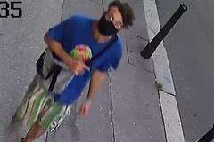 Policisté pátrají po muži, který se během hodiny pokusil znásilnit dvě ženy