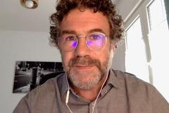 Najednou jsem stál pár metrů od proudu lávy. Je to jako valící se hora, líčí fotograf