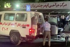 Na letišti v Kábulu došlo k výbuchu. Patrně za ním stál sebevražedný atentátník