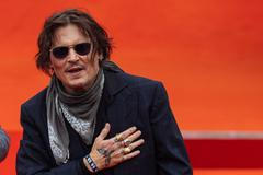 Depp ve Varech zdravil fanoušky tak dlouho, že se zpozdila projekce filmu