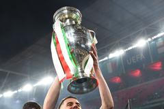 fotbal, ME 2020, Euro, finále, Itálie - Anglie, Jorginho s trofejí pro vítěze