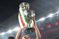 fotbal, ME 2020, Euro, finále, Itálie - Anglie, Jorginho s trofejí pro vítěze