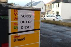 Foto: Británii ovládla benzinová panika. Po brexitu chybí řidiči na přepravu paliva