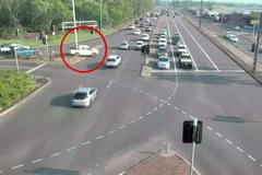 Auto najelo v plné rychlosti do ucpané silnice. Záznamu policista nemohl uvěřit