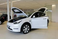 Tesla Model Y na autosalonu v Praze