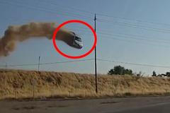 Automobil vylétl ze silnice a udělal několik kotoulů. Děsivou nehodu zachytila kamera