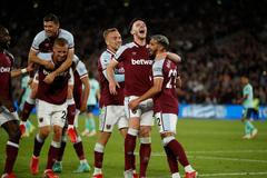 2. kolo anglické fotbalové ligy 2021/22, West Ham - Leicester: Hráči West Hamu slaví gól na 2:0