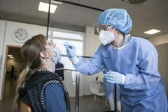 Amazon Dobrovíz, práce, sklad, zaměstnání, průmysl, kornavirus, rouška, antigenní test, pandemie, zdravotník, testování ve firmách