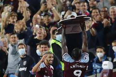 2. kolo anglické fotbalové ligy 2020/21, West Ham - Leicester: Michail Antonio slaví gól West Hamu na 3:1