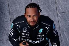 Lewis Hamilton z Mercedesu slaví triumf ve VC Ruska formule 1 2021