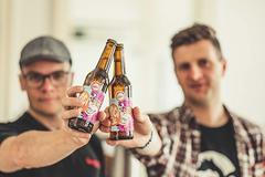 Budějovický Budvar podporuje minipivovary, na čepu teď najdete opici