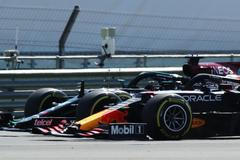 Kolize Maxe Verstappena a Lewise Hamiltona v prvním kole VC Británie 2021