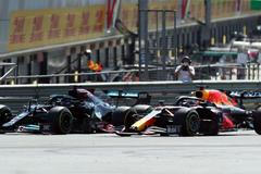 Kolize Maxe Verstappena a Lewise Hamiltona v prvním kole VC Británie 2021