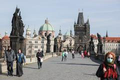 Koronavirus, Coronavirus, COVID-19 - Prázdná Praha - Karlův most -  1. den nouzový stav - občan, nákaza, prevence, ilustrační foto