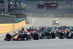 Max Verstappen v Red Bulu v čele kvalifikačního sprintu v Silverstonu 2021