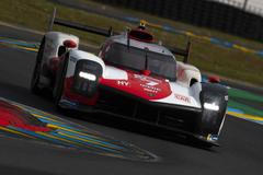 Toyota GR010 Hybrid posádky Mike Conway, Kamui Kobajaši a Jose Maria Lopez v Le Mans 2021