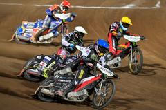 Polský plochodrážní jezdec Maciej Janowski (v popředí)