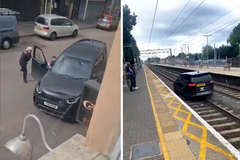 Drama na kolejích. Zloděj vláčel policistu, pak s autem ujížděl po trati